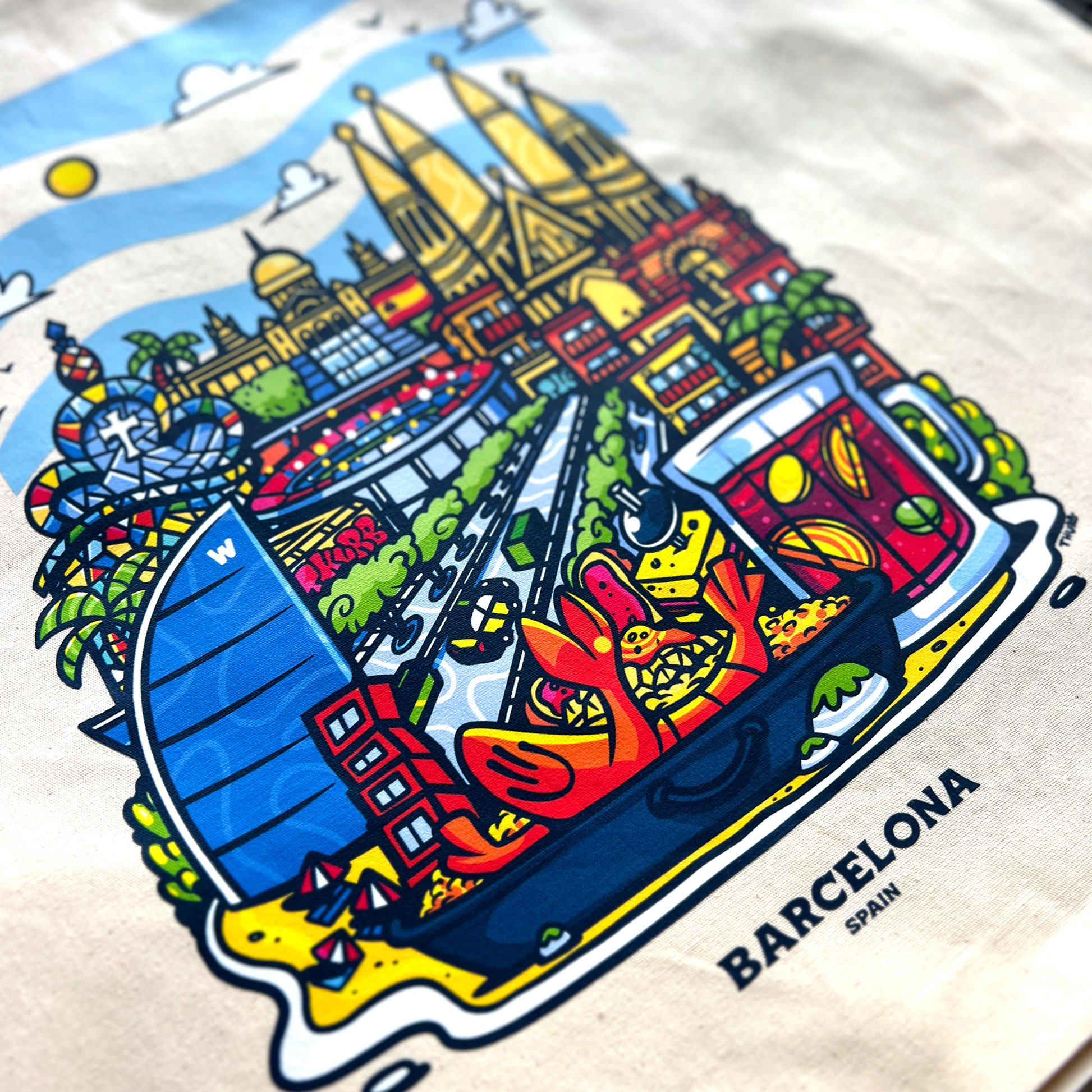 Tote bag avec une image de la ville de Barcelone avec pleins d'éléments représentants la ville comme des boissons, des plats et des monuments.