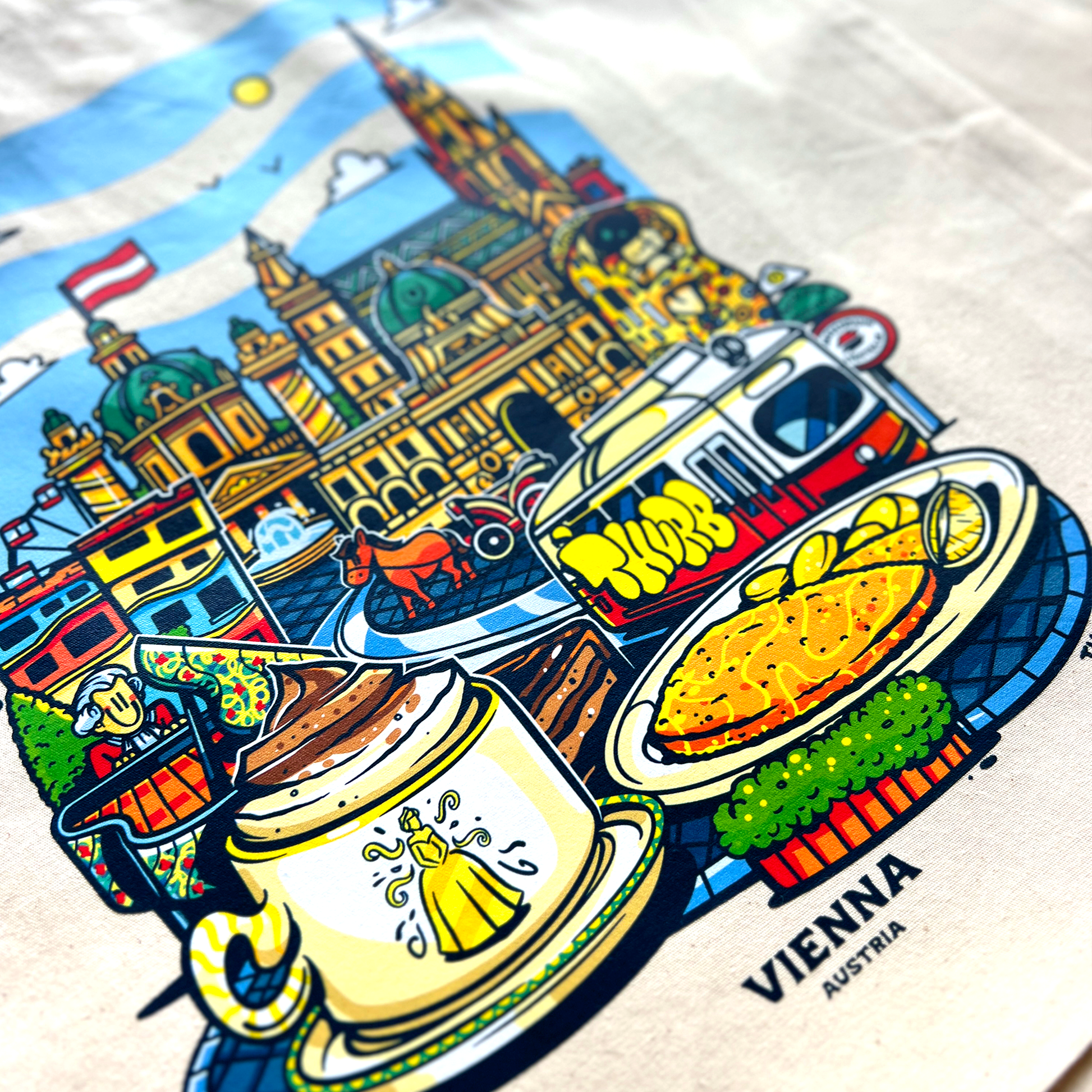 Tote bag avec une image de la ville de Vienne avec pleins d'éléments représentants la ville comme des boissons, des plats et des monuments.